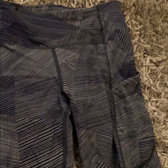 Lululemon cropped leggings - Picture 2 of 3